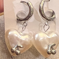 Load image into Gallery viewer, Pearl Heart Drop Earrings!
