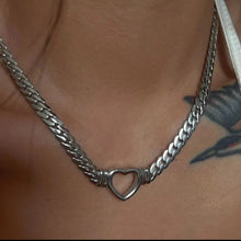 Load image into Gallery viewer, Retro Heart Necklace - 18k white gold plated

