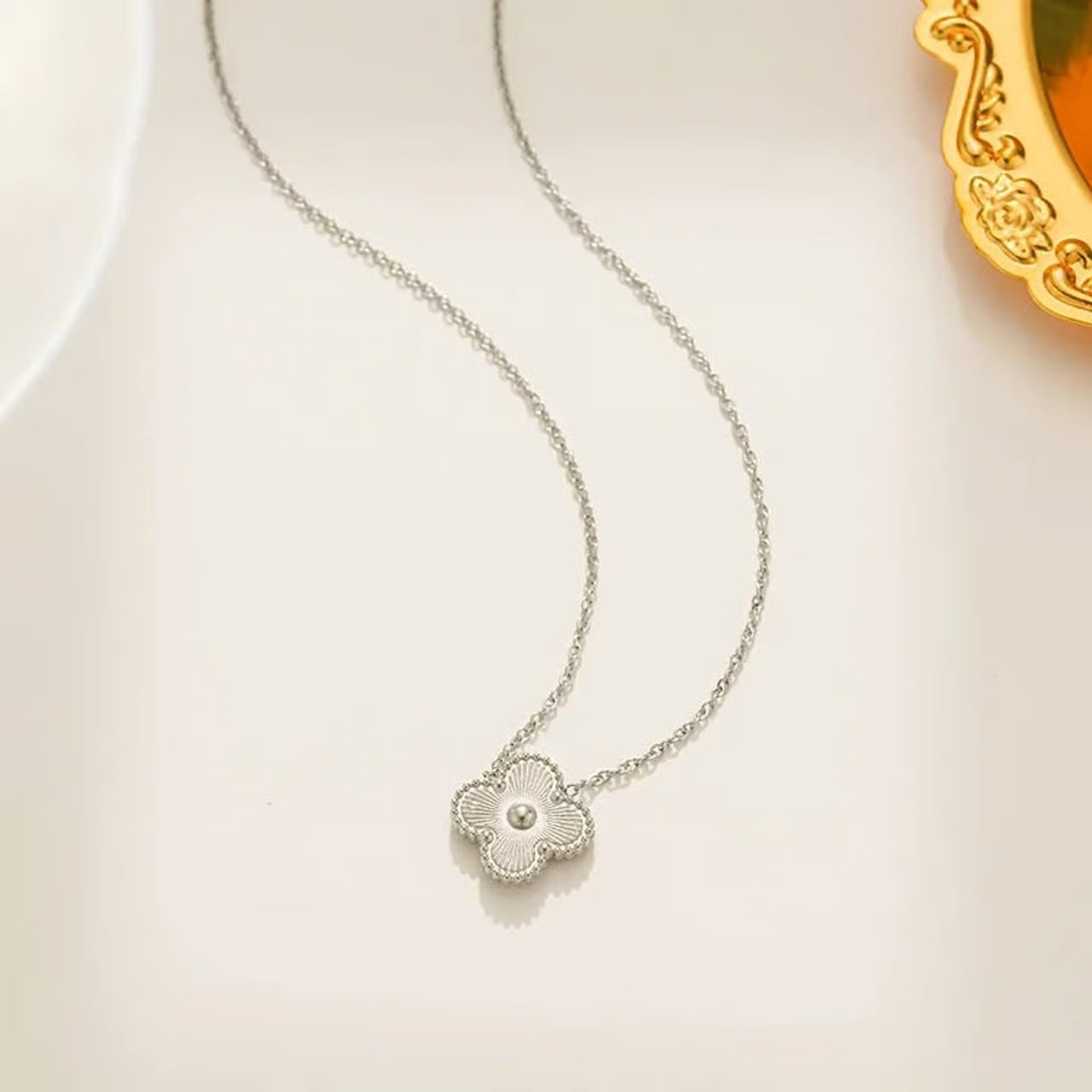 Clover Fashion Necklace - 18k white gold plated stainless steel